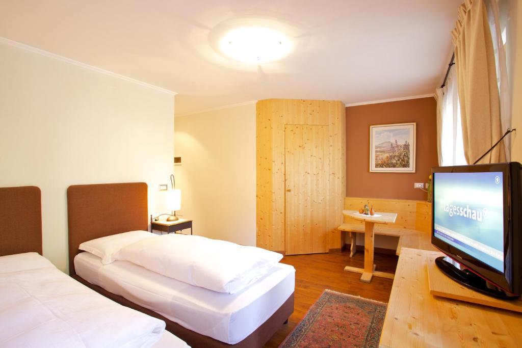 Eggentaler Otel Cardano Oda fotoğraf
